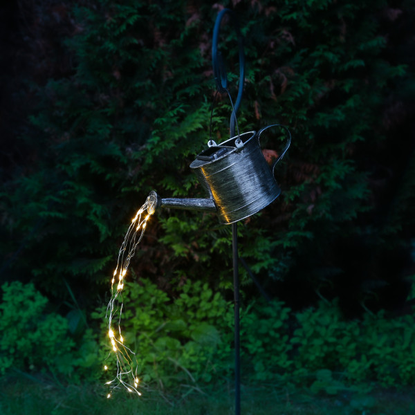 LED Solar Gießkanne mit Erdspieß - 28 warmweiße LED - mit Wasserfalleffekt - H: 90cm - Lichtsensor