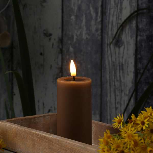 LED Stumpenkerze MIA - Echtwachs - realistische 3D Flamme - H: 10cm - D: 5cm - karamell