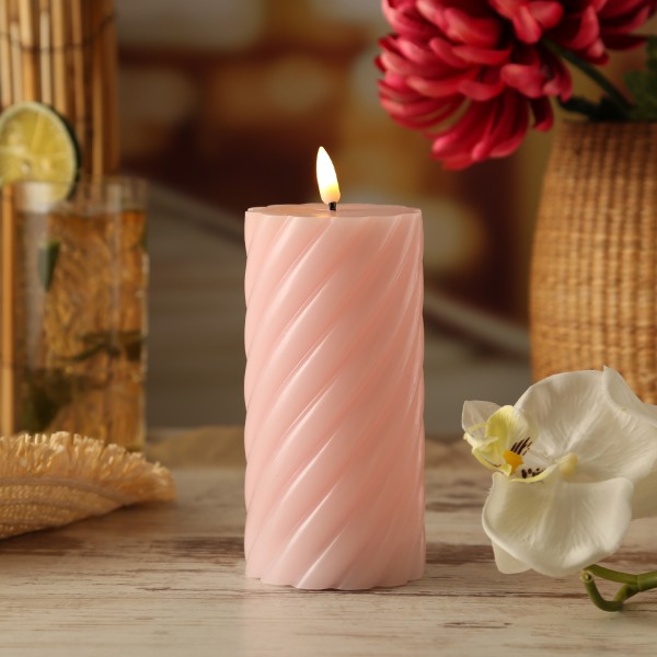 LED Stumpenkerze TWIST - Echtwachs - warmweiße 3D Flamme - H: 17,5cm - Batterie - Timer - rosa