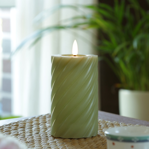 LED Stumpenkerze TWIST - Echtwachs - warmweiße 3D Flamme - H: 15cm - Batterie - Timer - grün