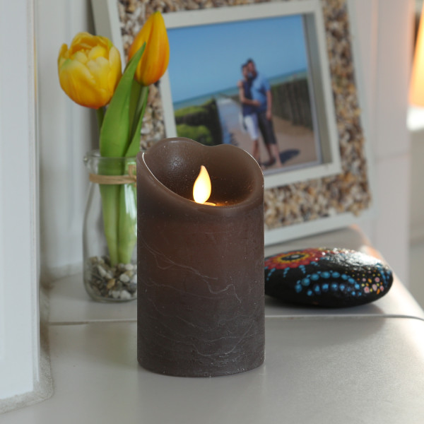 LED Kerze mit beweglicher Flamme - Rustik-Optik - Echtwachs - Timer - H: 12,5cm - D: 7,5cm - braun