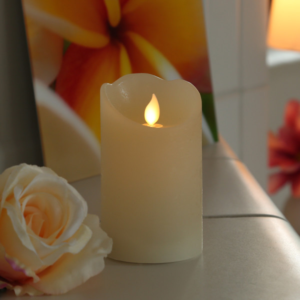 LED Kerze mit beweglicher Flamme - Rustik-Optik - Echtwachs - Timer - H: 12,5cm - D: 7,5cm - creme