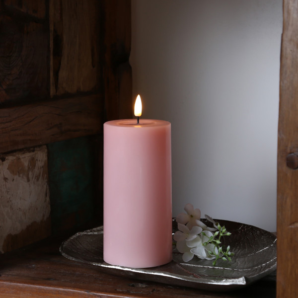 LED Stumpenkerze MIA - Echtwachs - realistische 3D Flamme - H: 15cm - D: 7,5cm - Batterie - rosa