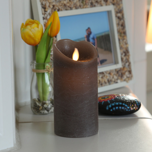 LED Kerze mit beweglicher Flamme - Rustik-Optik - Echtwachs - Timer - H: 15cm - D: 7,5cm - braun