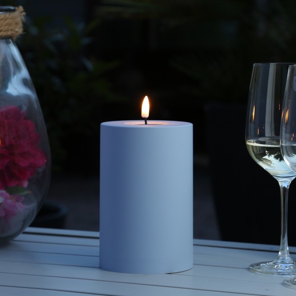 LED Stumpenkerze MIA - Kunststoff - 3D Flamme - H: 15cm - D: 10cm - für Außen - pastellblau
