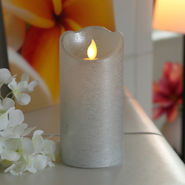 LED Kerze mit beweglicher Flamme - Rustik-Optik - Echtwachs - Timer - H: 15cm - D: 7,5cm - silber
