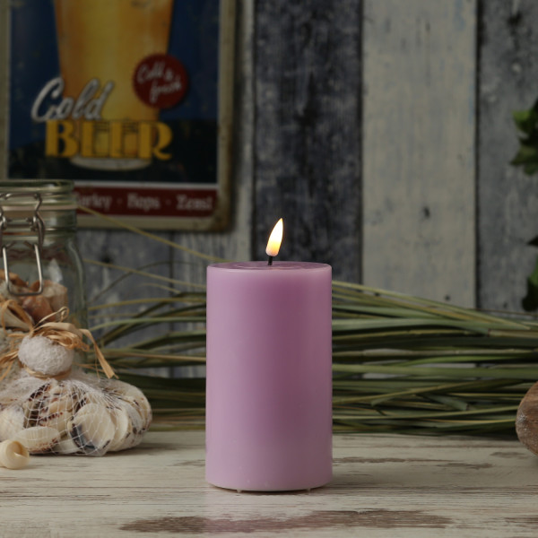 LED Stumpenkerze MIA - Echtwachs - realistische 3D Flamme - H: 12,5cm - D: 7,5cm - lavendel