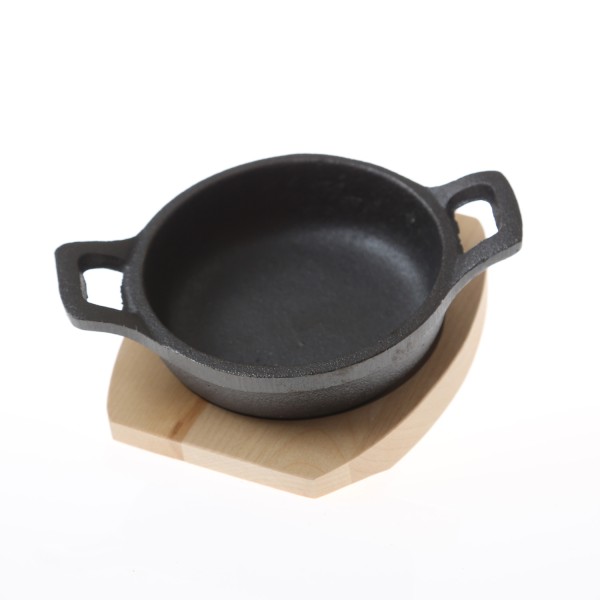 Minipfanne mit 2 Griffen u. Holzuntersetzer - Gusspfanne - Gusseisen - D: 10cm - Servierpfanne